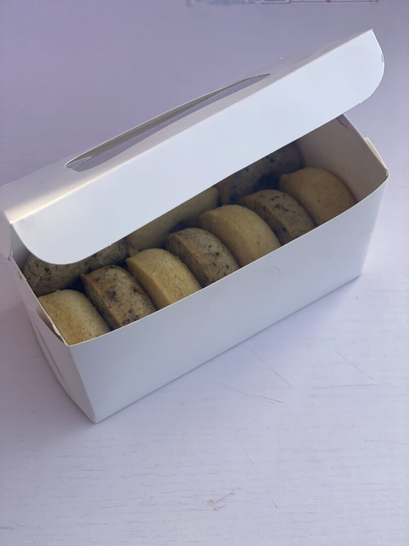 Vanilla and Oreo box of 10 - Image 2